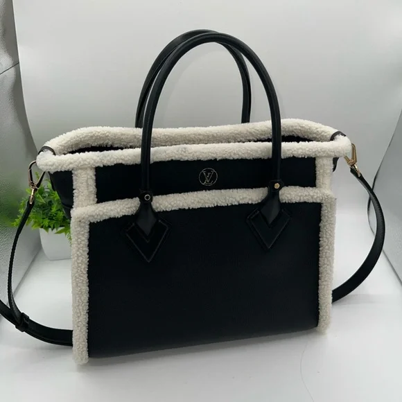 LOUIS VUITTON Rare Grained Calfskin Shearling On My Side MM Black🔥😍❤️ - Picture 8 of 13